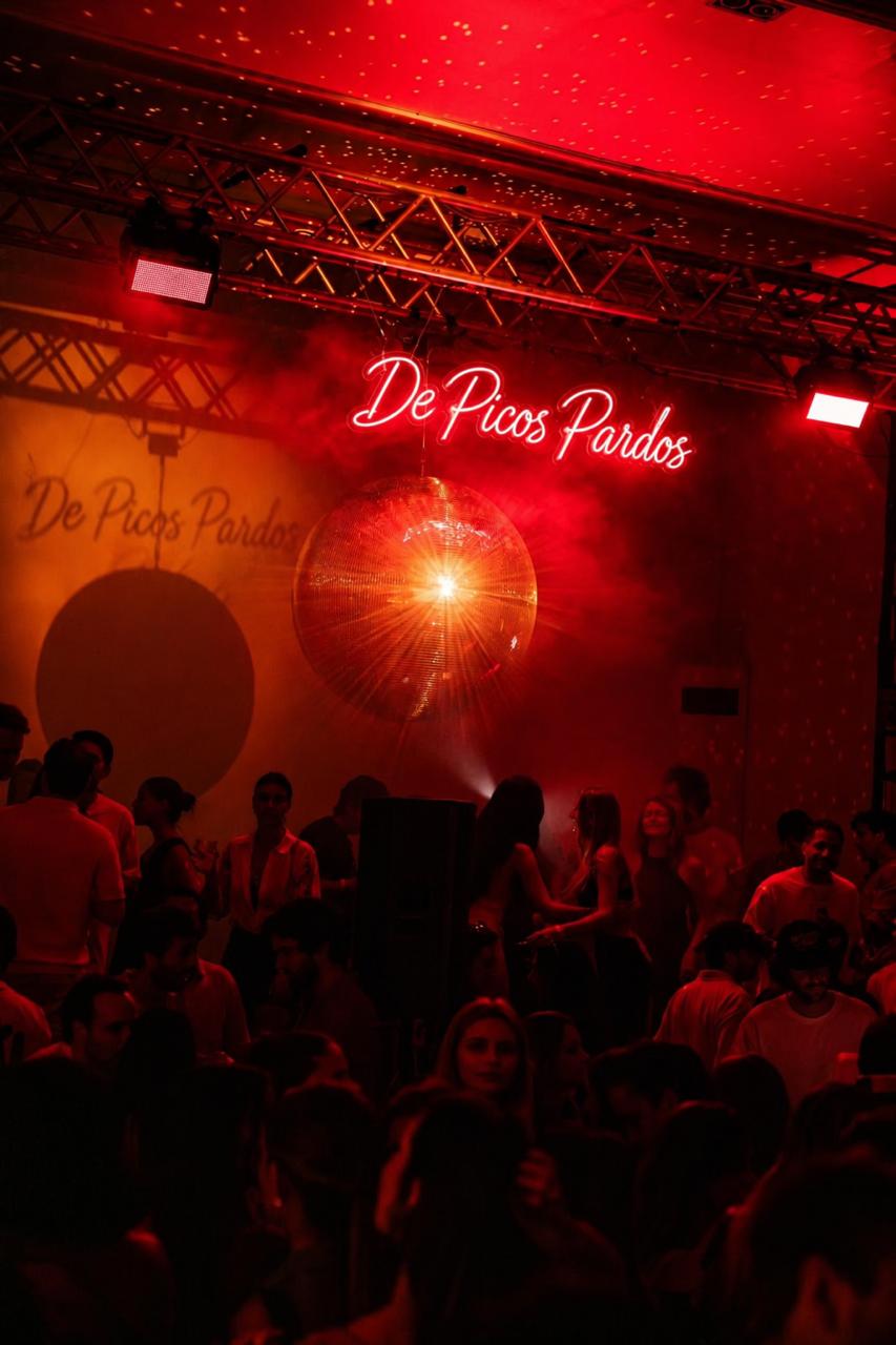 Bola de discoteca con luces cálidas
